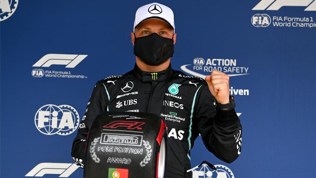Bottas, con el trofeo de la ’pole position’ de Portimao. Bottas, con el trofeo de la ’pole position’ de Portimao.