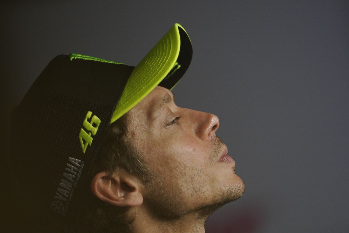 Valentino Rossi medita, hoy, durante la conferencia de prensa, en Austria, donde anunció que, a final de temporada, dejará de correr en moto. Valentino Rossi medita, hoy, durante la conferencia de prensa, en Austria, donde anunció que, a final de temporada, dejará de correr en moto.