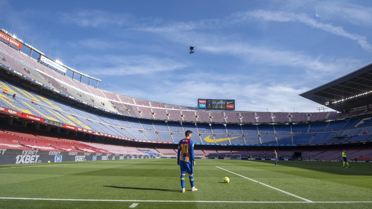 Messi se dispone a lanzar una falta en un Camp Nou vacío el pasado 8 de mayo en el partido contra el Atlético.