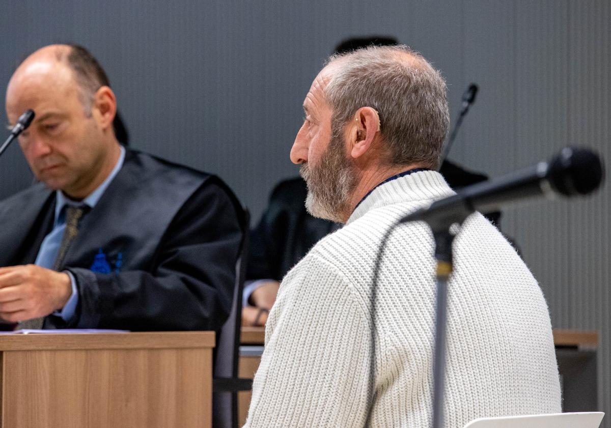 El acusado Francisco Javier Almeida (c), considerado presunto autor del asesinato y agresión sexual al niño de nueve años Álex cuando jugaba en un parque de Lardero (La Rioja) el 28 de octubre de 2021, comparece ante el tribunal en la primera sesión de su juicio en la Audiencia Provincial de Logroño este lunes. EFE/Raquel Manzanares El acusado Francisco Javier Almeida (c), considerado presunto autor del asesinato y agresión sexual al niño de nueve años Álex cuando jugaba en un parque de Lardero (La Rioja) el 28 de octubre de 2021, comparece ante el tribunal en la primera sesión de su juicio en la Audiencia Provincial de Logroño este lunes. EFE/Raquel Manzanares