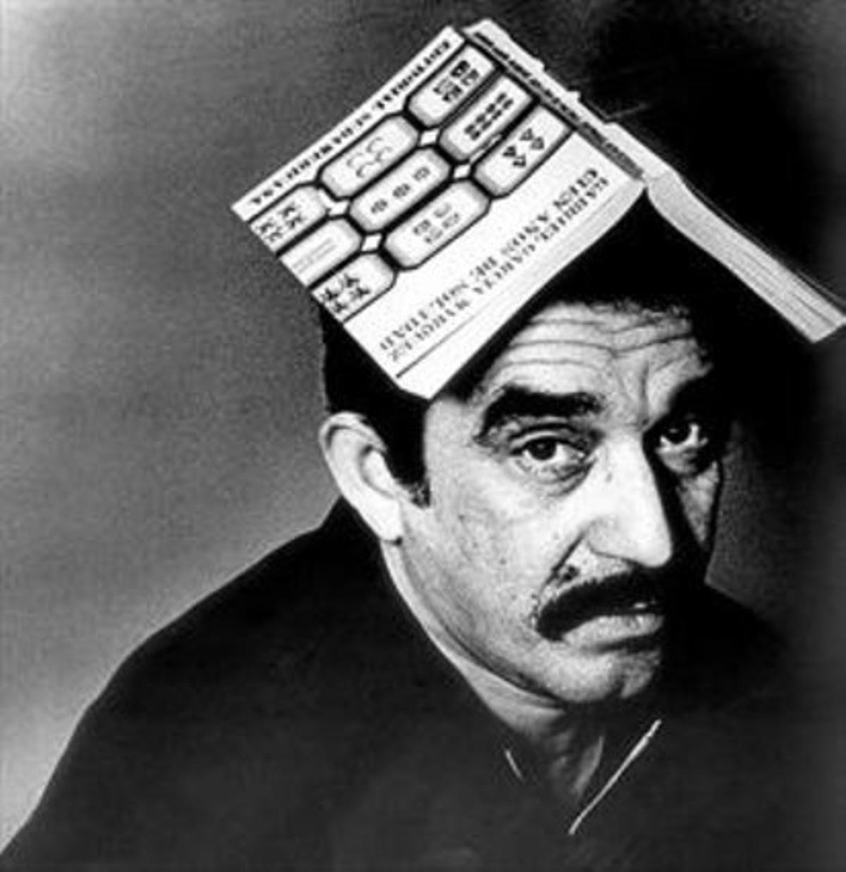 García Márquez, con un ejemplar de ’Cien años de soledad’ en la cabeza, retratado en Barcelona en 1969.