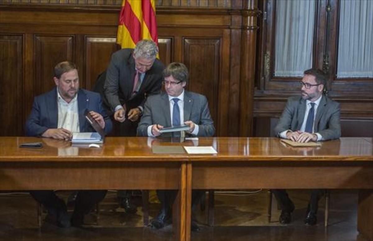 Oriol Junqueras y Carles Puigdemont firman el decreto de convocatoria del referéndum. Oriol Junqueras y Carles Puigdemont firman el decreto de convocatoria del referéndum.