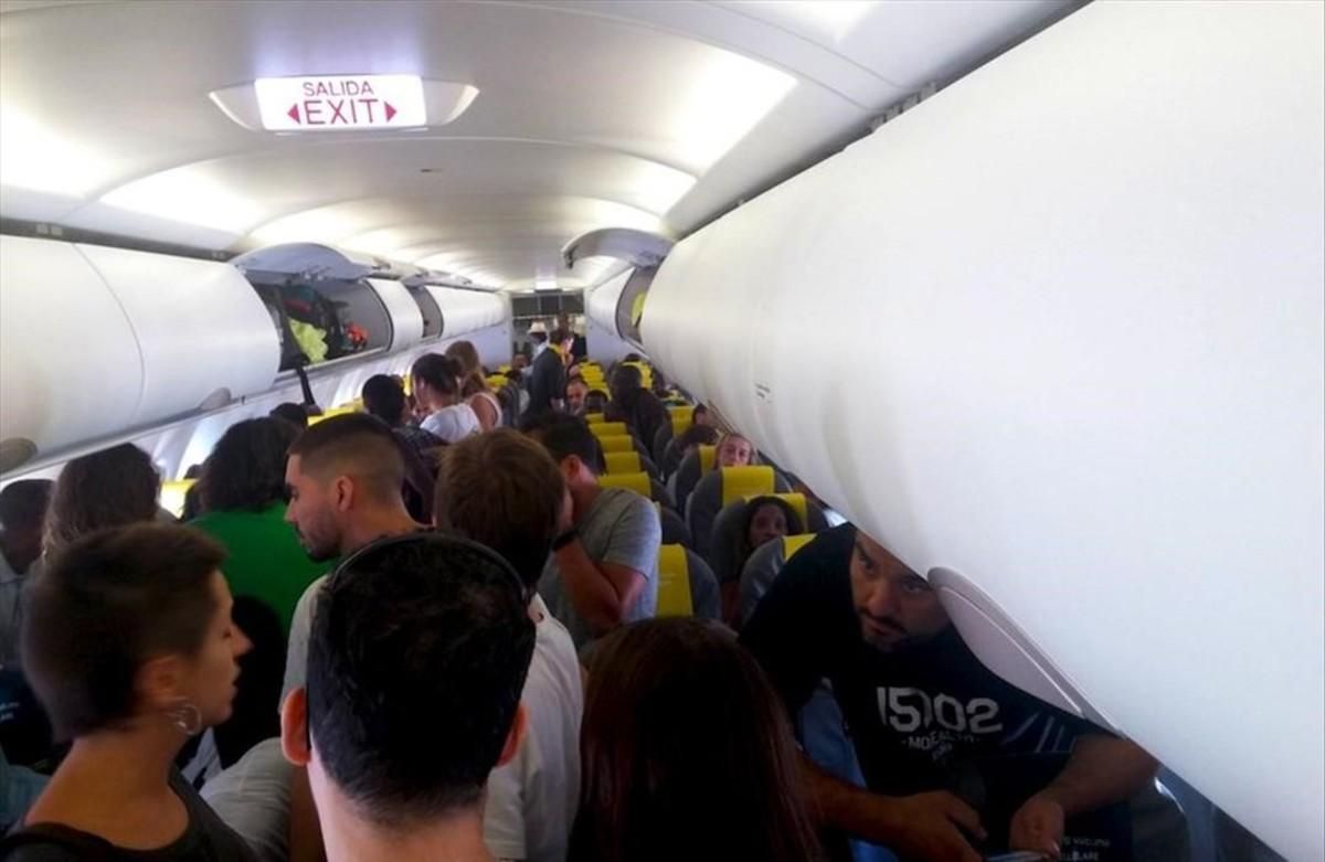 Pasajeros del vuelo de Vueling con destino a Dakar se niegan a sentarse para impedir la expulsión. Pasajeros del vuelo de Vueling con destino a Dakar se niegan a sentarse para impedir la expulsión.