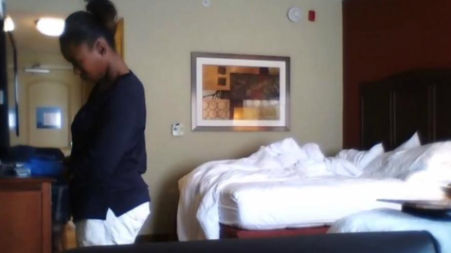 Comprimir Delgado agudo Un vídeo de una empleada de hotel registrando la habitación