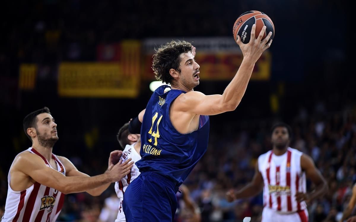 El azulgrana Tomic recupera el balón en un acción del partido ante el Olympiacos El azulgrana Tomic recupera el balón en un acción del partido ante el Olympiacos