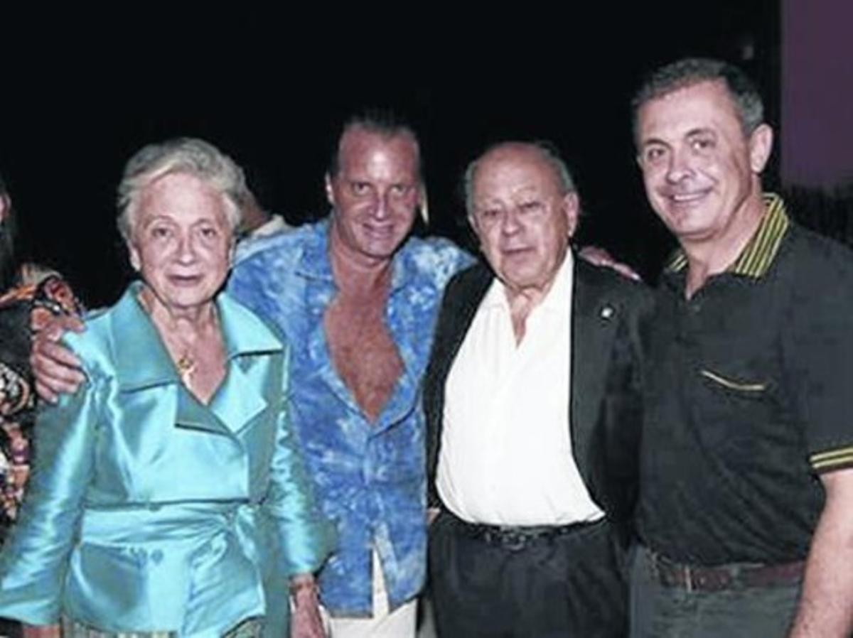 Jordi Pujol Ferrusola (derecha), con sus padres y su exsocio Sergio Kam, en Acapulco.