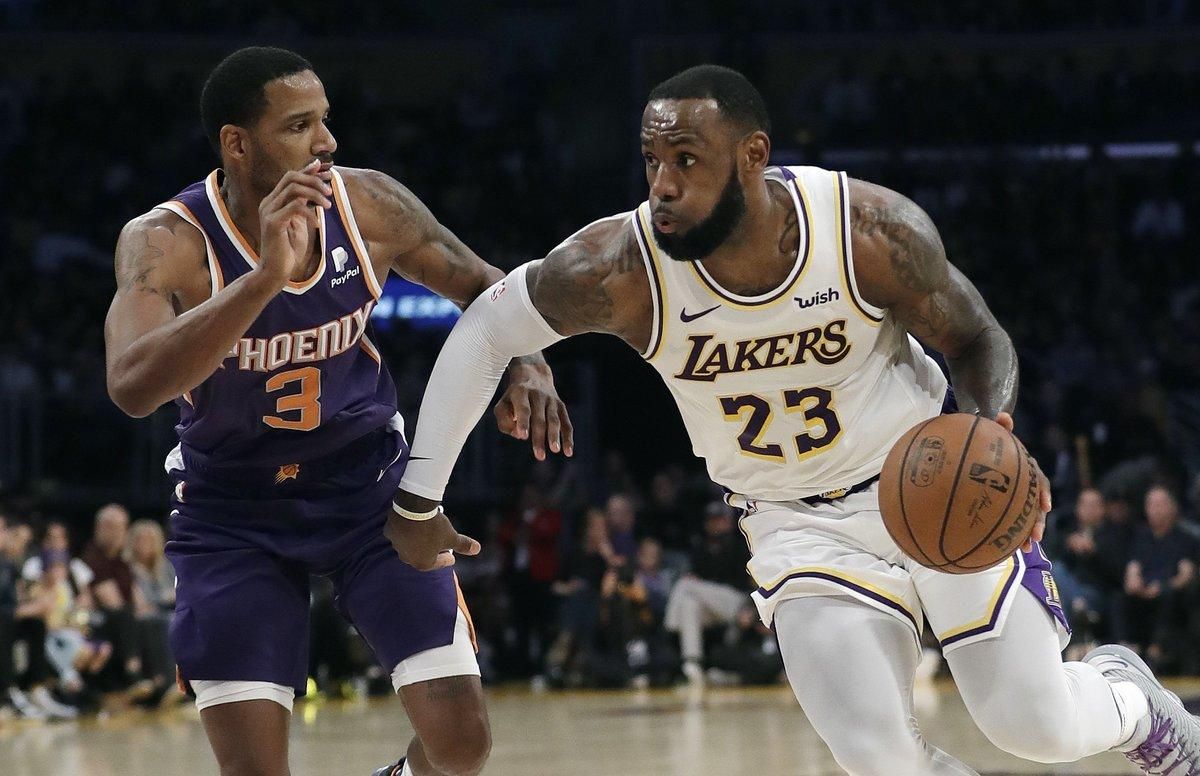 La victoria fue la tercera consecutiva de los Lakers (14-9) en su campo del Staples Center en los últimos cuatro días y siguen en el tercer lugar de la División Pacífico. La victoria fue la tercera consecutiva de los Lakers (14-9) en su campo del Staples Center en los últimos cuatro días y siguen en el tercer lugar de la División Pacífico.