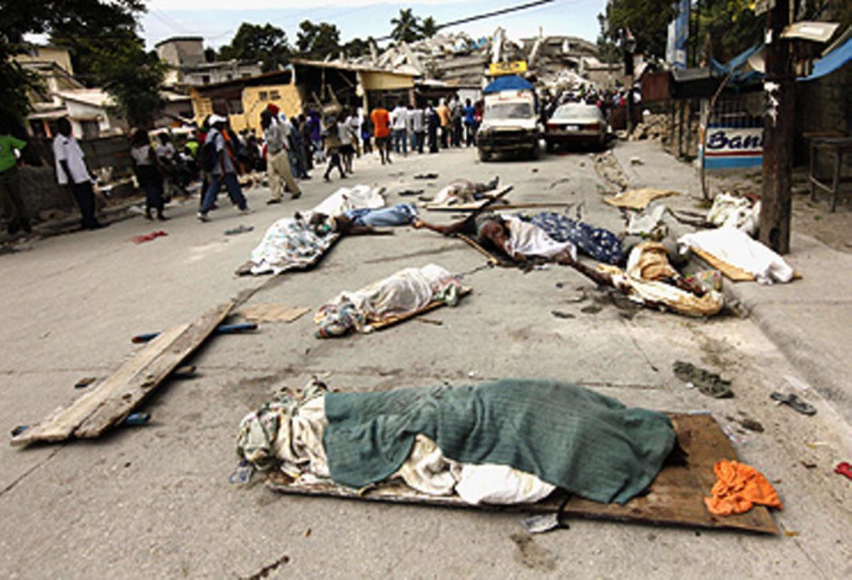 Cadáveres en una calle de Puerto Príncipe.