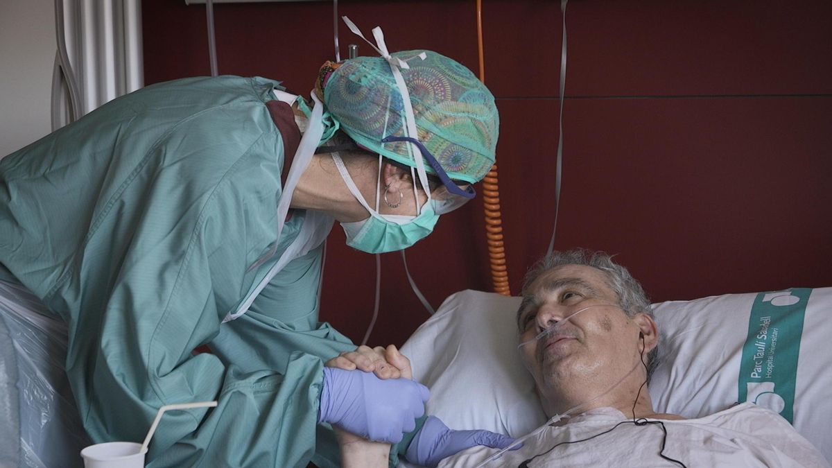 La enfermera Sílvia y el paciente César en ’Vitals’. La enfermera Sílvia y el paciente César en ’Vitals’.