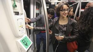 La concejala de Movilidad, Mercedes Vidal, en un vagón de metro, el año pasado.