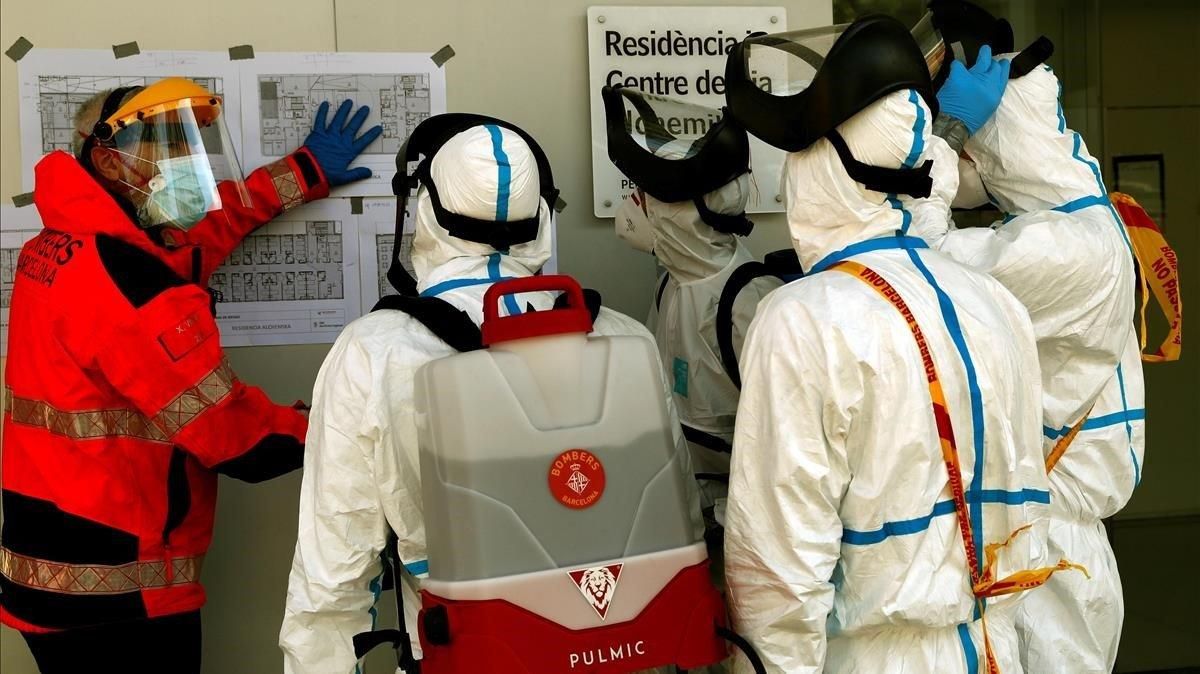 Bomberos de Barcelona trabajan en la desinfeccion de la residencia geriátrica Alchemika de Barcelona, el pasado día 8. Bomberos de Barcelona trabajan en la desinfeccion de la residencia geriátrica Alchemika de Barcelona, el pasado día 8.