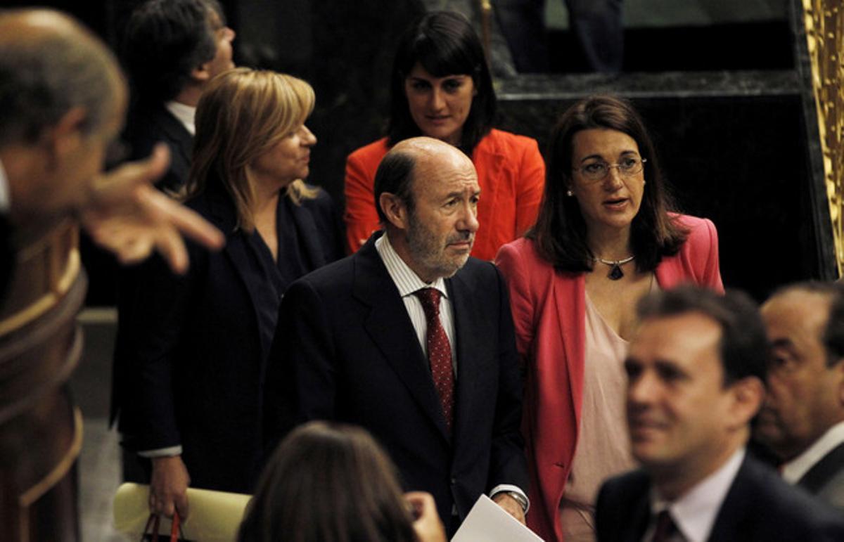 Alfredo Pérez Rubalcaba y la portavoz del PSOE, Soraya Sáenz de Santamaría, este miércoles en el Congreso.