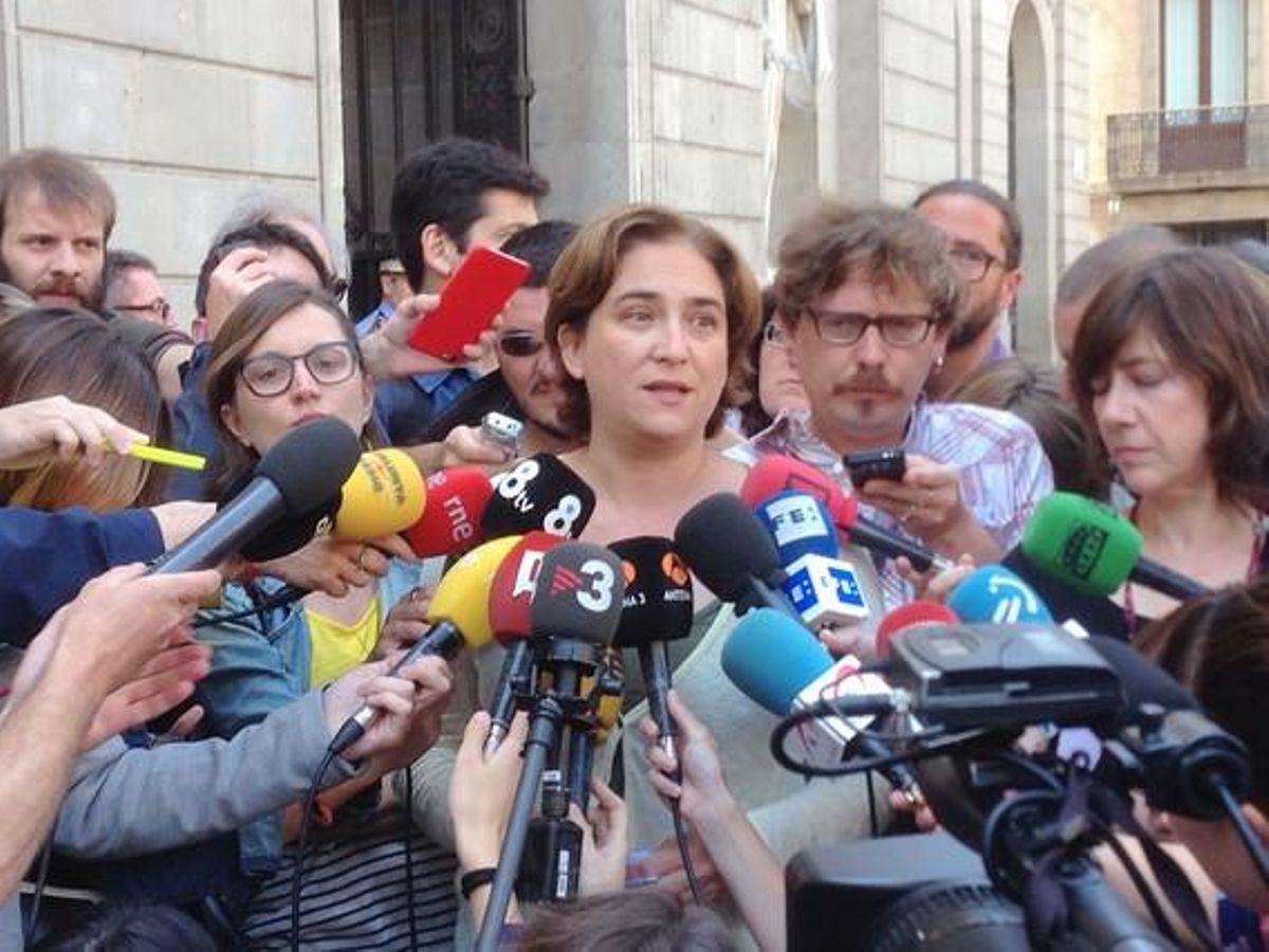 Ada Colau habla con los medios, a las puertas del ayuntamiento, este miércoles. Ada Colau habla con los medios, a las puertas del ayuntamiento, este miércoles.