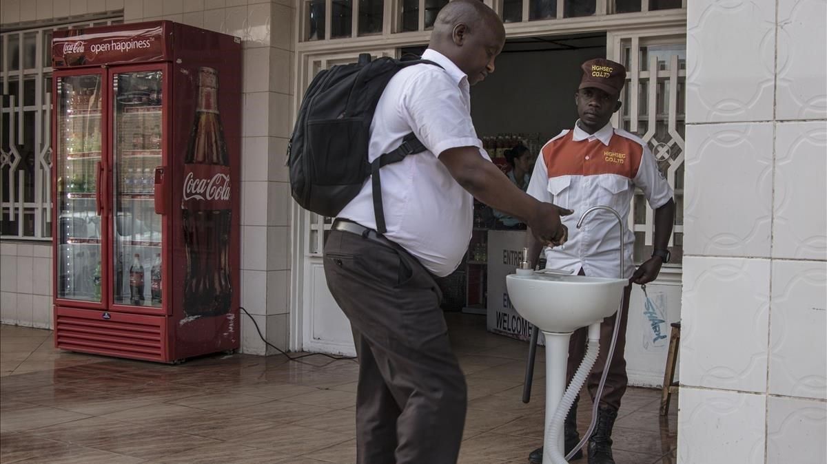 Un hombre se lava las manos antes de entrar en un supermercado en Gisenyi, en Ruanda, para evitar posibles contagios de ébola. Un hombre se lava las manos antes de entrar en un supermercado en Gisenyi, en Ruanda, para evitar posibles contagios de ébola.