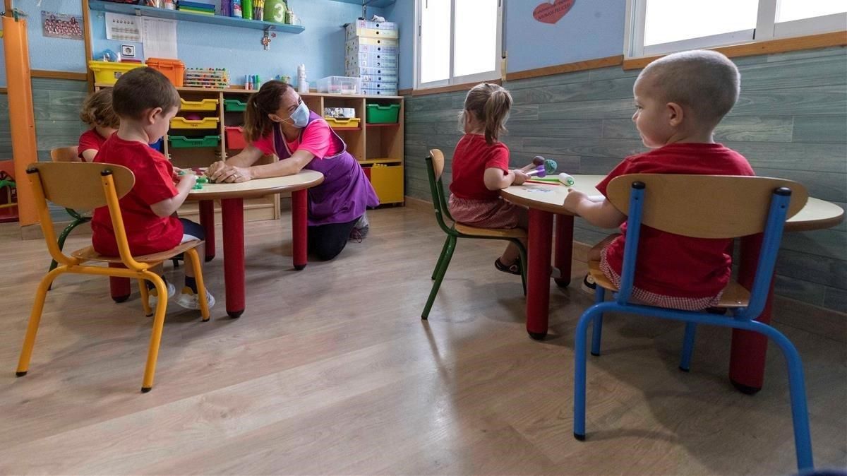 Una profesora imparte clase en el centro de educación infantil ’Mi pequeña escuela’, en la pedanía murciana de La Alberca. Una profesora imparte clase en el centro de educación infantil ’Mi pequeña escuela’, en la pedanía murciana de La Alberca.