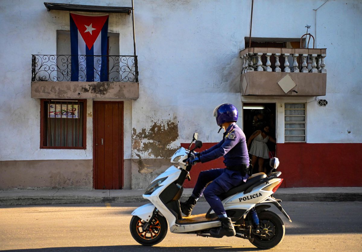 Un policía patrulla por una calle de La Habana. Un policía patrulla por una calle de La Habana.