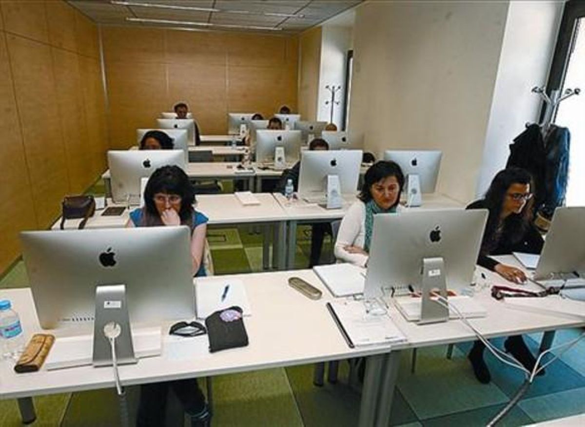 La fachada y una de las aulas de formación del equipamiento, ayer. La fachada y una de las aulas de formación del equipamiento, ayer.