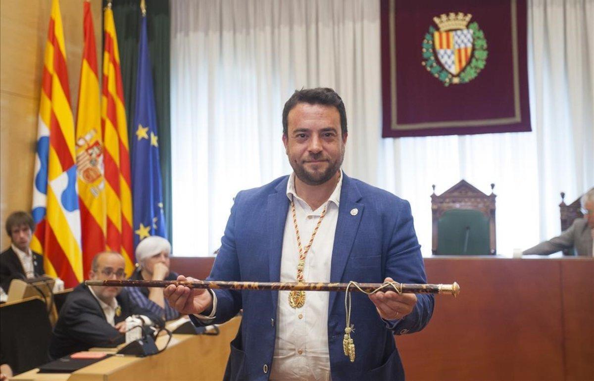 El alcalde de Badalona, con la vara de mando, en la sala de plenos del Ayuntamiento de Badalona.