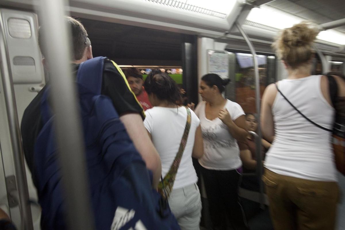 Un grupo de carteristas, en el metro de Barcelona.