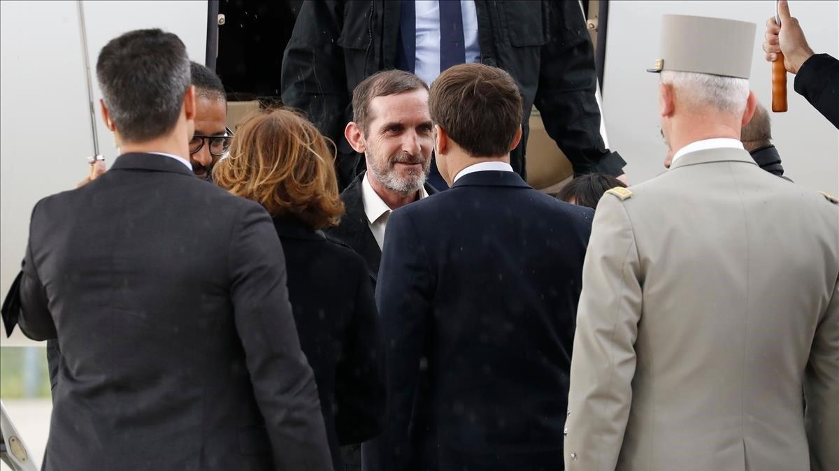 Macron recibe a los rehenes franceses en el aeropuerto de Villacoublay, cerca de París. 