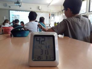 El termómetro de un aula de la escuela Lavínia de Barcelona marca 31,5ºC a las 10.00 de la mañana.