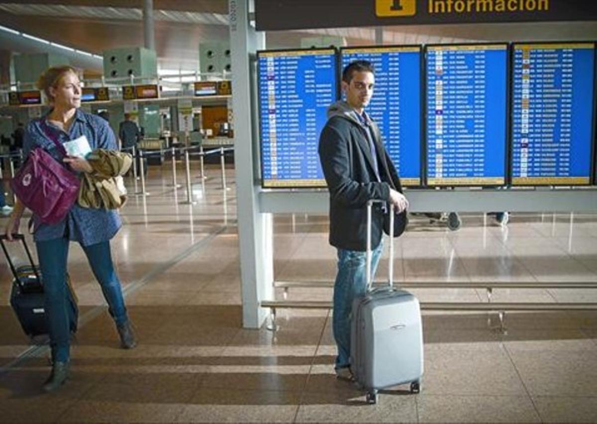 Javier Rodríguez, que planea emigrar, posa ayer en el aeropuerto de El Prat.