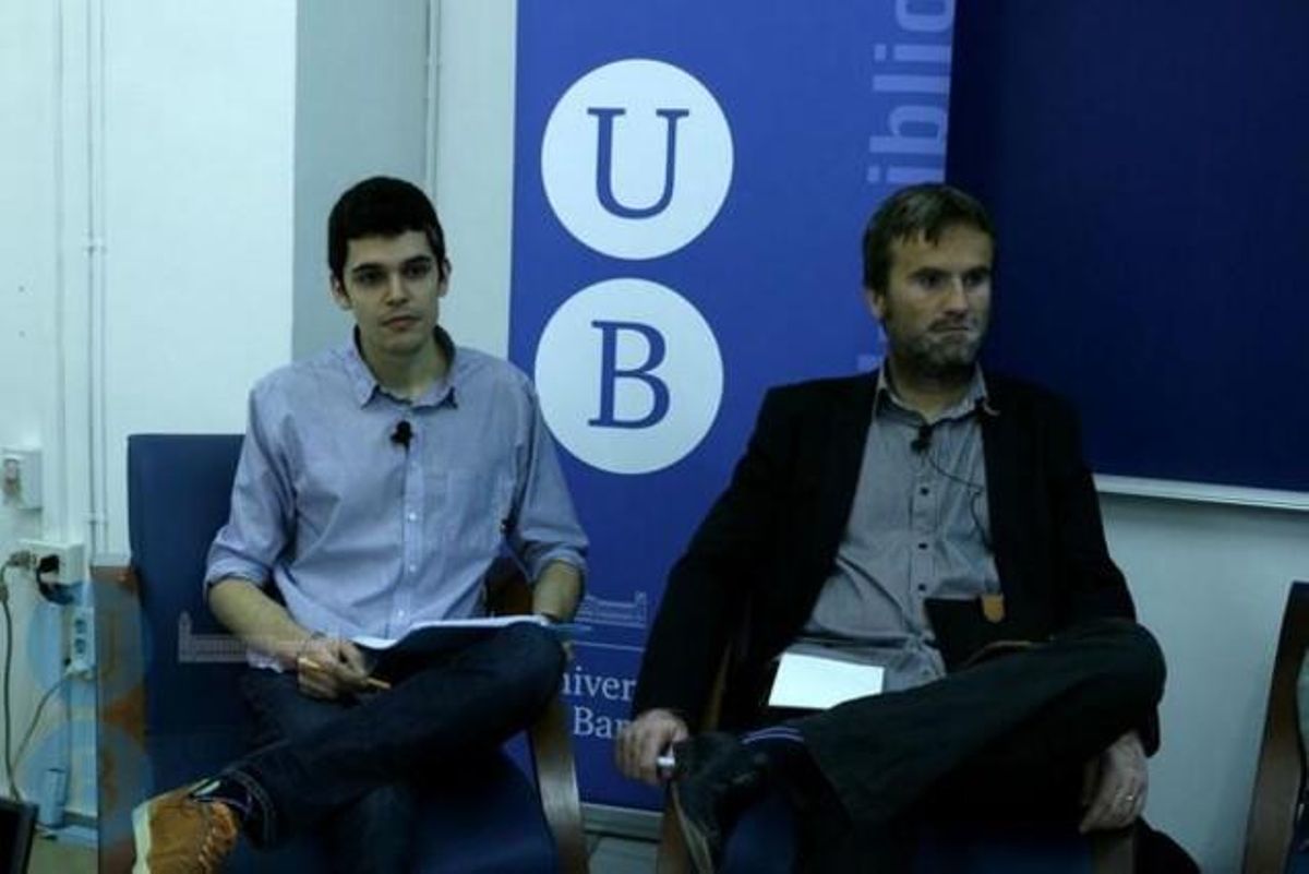 Daniel Gil (derecha), durante una charla en la facultat de Biblioteconomia de la Universitat de Barcelona. Daniel Gil (derecha), durante una charla en la facultat de Biblioteconomia de la Universitat de Barcelona.