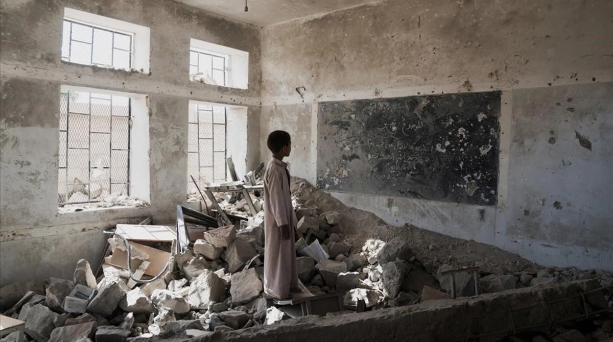 Un niño ante las ruinas de su escuela en Yemen.