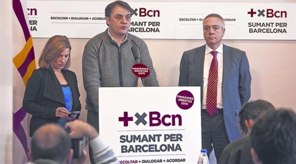 El primer secretario del PSC en Barcelona, Carles Martí, entre Lourdes Muñoz y el líder del partido, Pere Navarro, en la presentación de las primarias del PSC de Barcelona.
