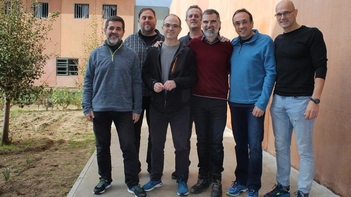 Imagen de los políticos recluidos en el centro penitenciario de Lledoners: Jordi Sànchez, Jordi Turull, Jordi Cuixart, Josep Rull y Raül Romeva, en primera línea, y detrás, Oriol Junqueras y Joaquim Forn.