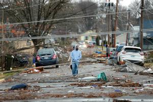 Residentes de Bowling Green, en Kentucky, observan los daños causados por el tornado en su ciudad.
