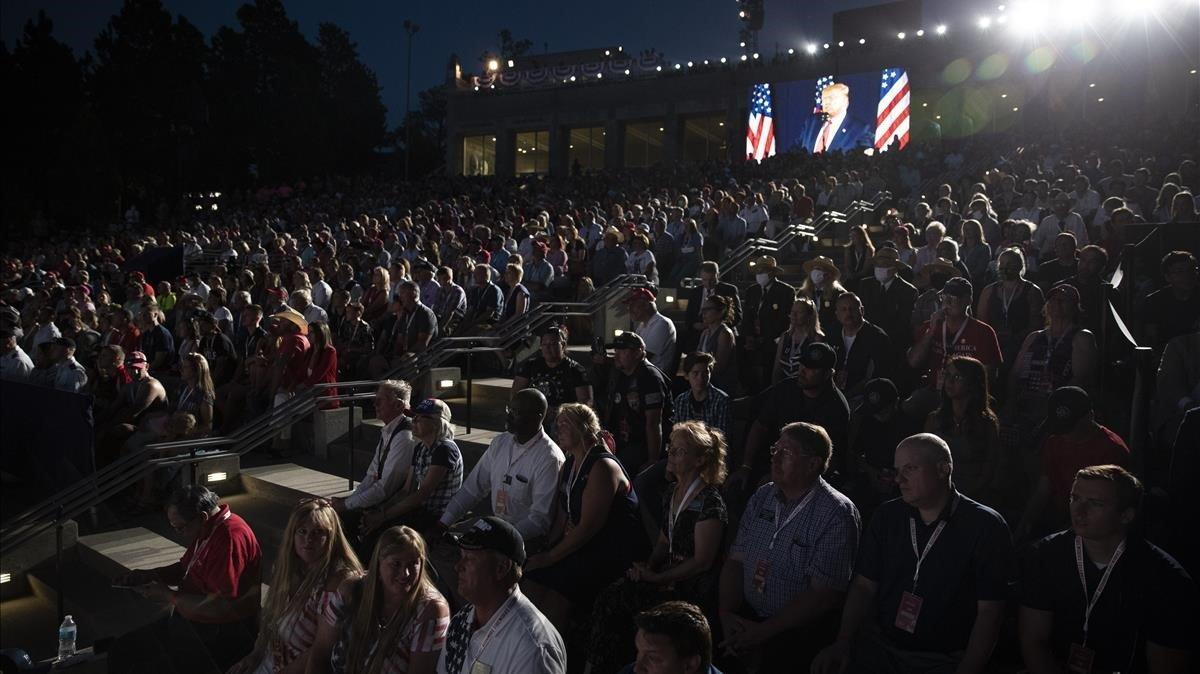 Miles de asistentes atienden al mítin de Donald Trump en el Monte Rushmore, este viernes 3 de julio. Miles de asistentes atienden al mítin de Donald Trump en el Monte Rushmore, este viernes 3 de julio.