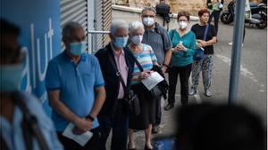 Inicio de la vacunación simultánea del covid-19 y la gripe en mayores de 60 años, el pasado octubre en Barcelona