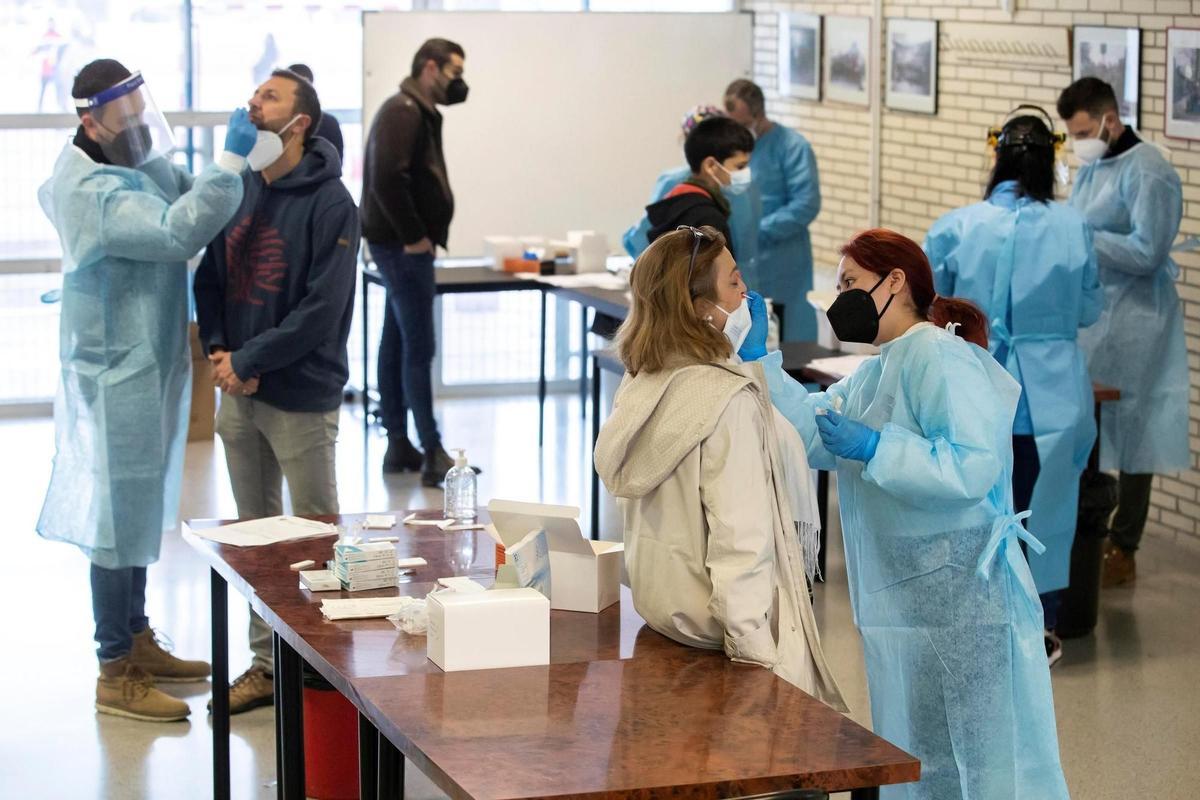 Imagen de varios sanitarios realizando test de antígenos a los alumnos y profesores de un instituto de Murcia. EFE/Marcial Guillén