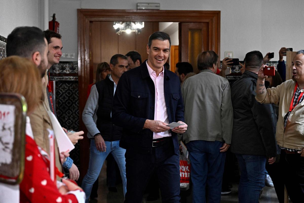 Pedro Sánchez ejerce su derecho al voto en el Colegio de Nuestra Señora del Buen Consejo, en Madrid