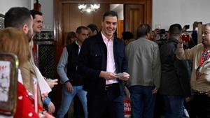 El PSOE se estrella y pierde casi todo su poder territorial