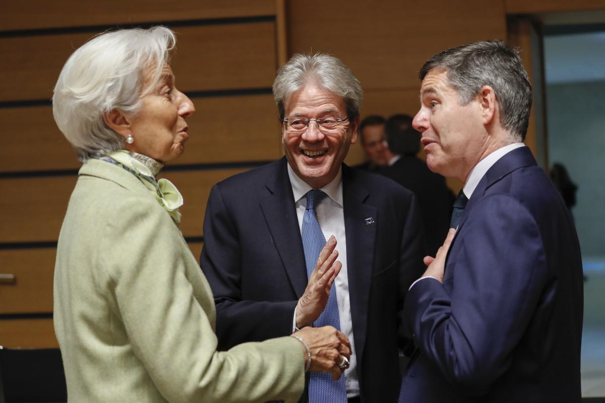La presidenta del BCE, Christine Lagarde, el comisario de Economía, Paolo Gentiloni, y el presidente del Eurogrupo, Paschal Donohoe, en la reunión del 4 de abril, en Luxemburgo. 