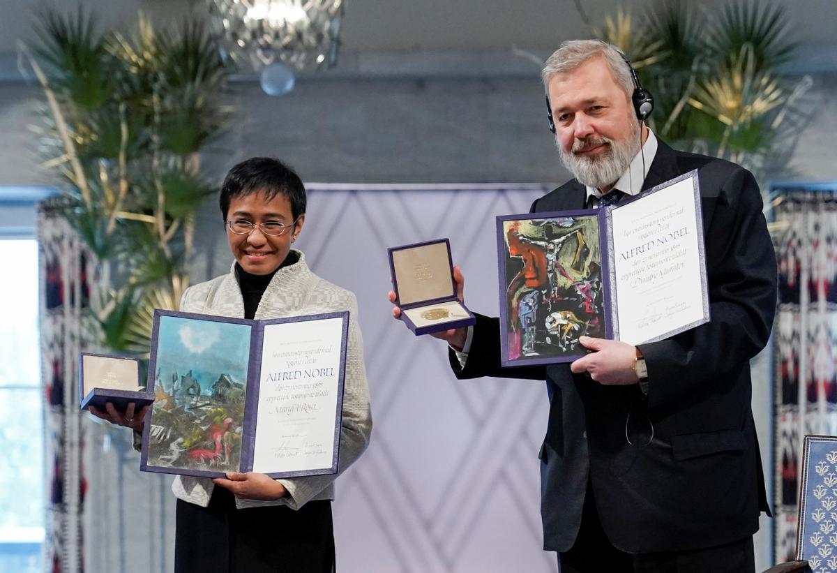 Las periodista filipina, Maria Ressa, y el ruso Dmitry Muratov, en el momento de recibir el Premio Nobel de la Paz en Oslo.