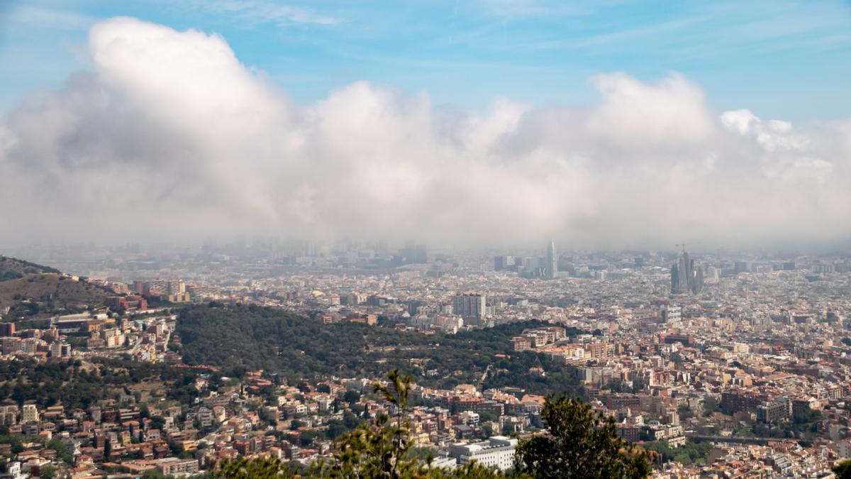 Bandas de nubes muy bajas sobre Barcelona, el 25 de abril del 2023