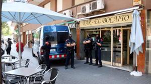 Los Mossos registran un local en la Zona Franca, el pasado 18 de septiembre, durante la operación contra el ’clan Jodorovich’.
