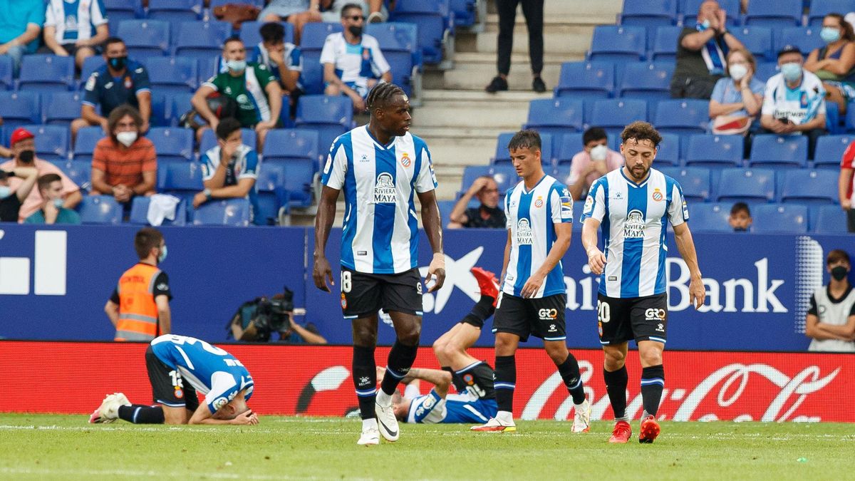 Los jugadores del Espanyol lamentan la derrota tras el gol de Lemar, este domingo en Cornellà. Los jugadores del Espanyol lamentan la derrota tras el gol de Lemar, este domingo en Cornellà.
