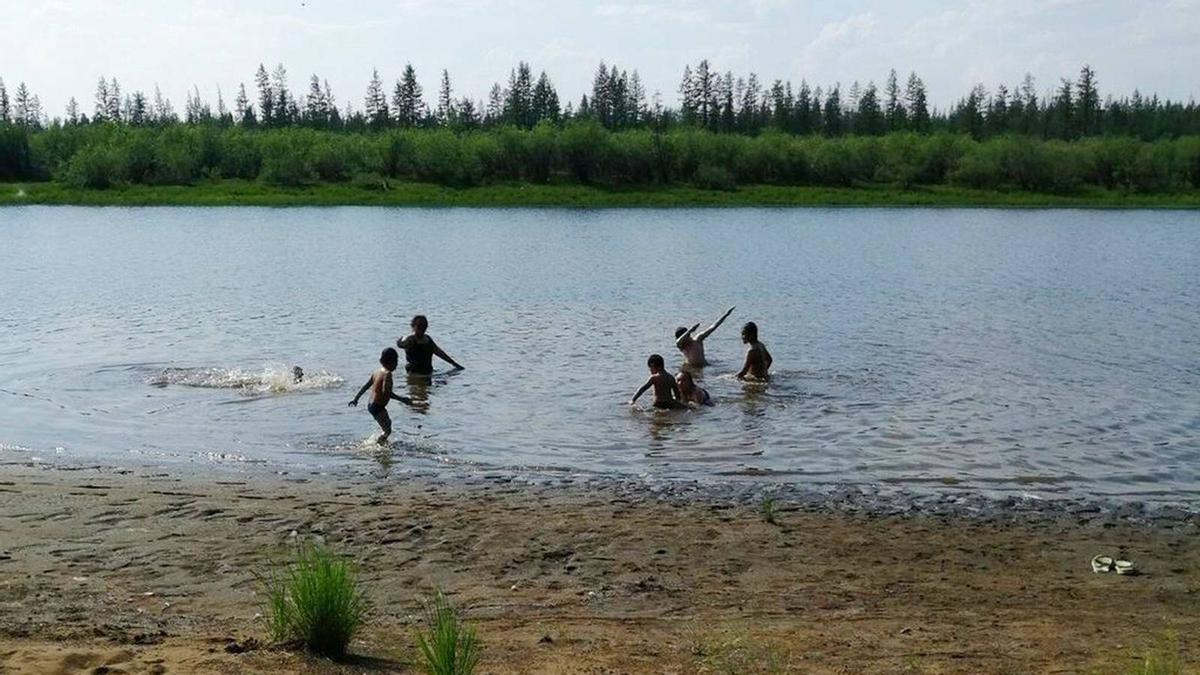 Bañistas en un río de Siberia, con temperaturas de 40ºC