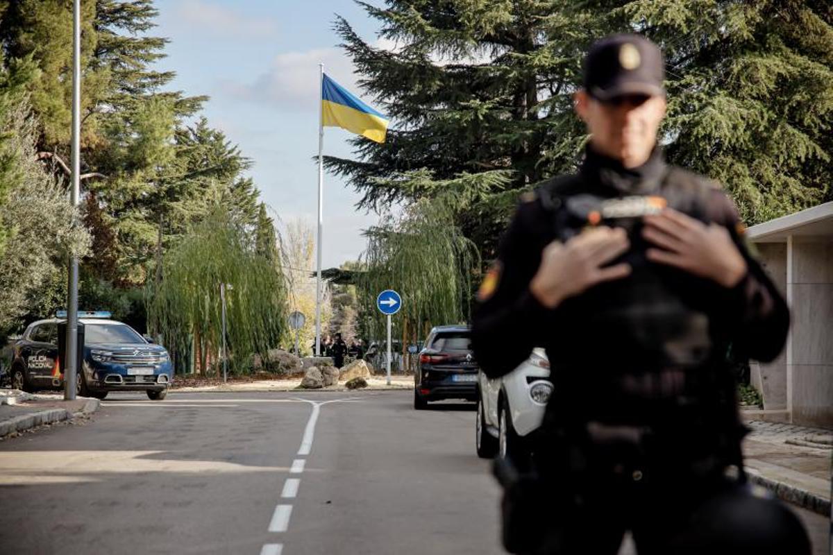 Un agente de Policía, en las cercanías de la embajada de Ucrania en Madrid el 2 de diciembre 