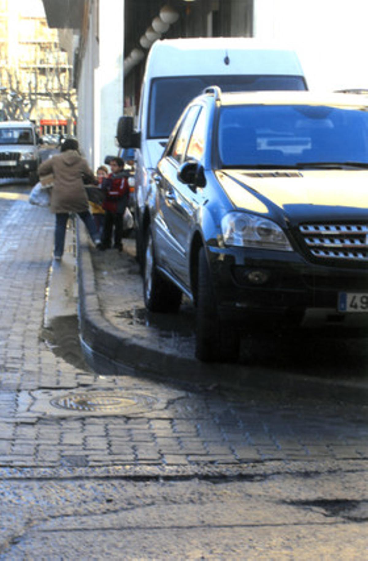 Un vehículo de gama alta, mal aparcado sobre la acera cerca de la estación de autobuses de Figueres. CARLOS MARTÍN