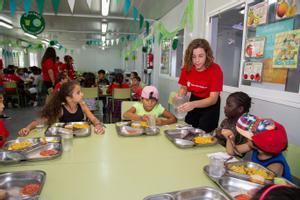 Niños y niñas en el servicio comedor de las colonias de verano
