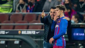 Xavi da instrucciones a Gavi durante el Barça-Elche en el Camp Nou.