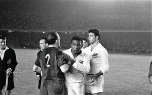 Pelé se despide de Rodri tras el partido disputado en 1963 en el Camp Nou.