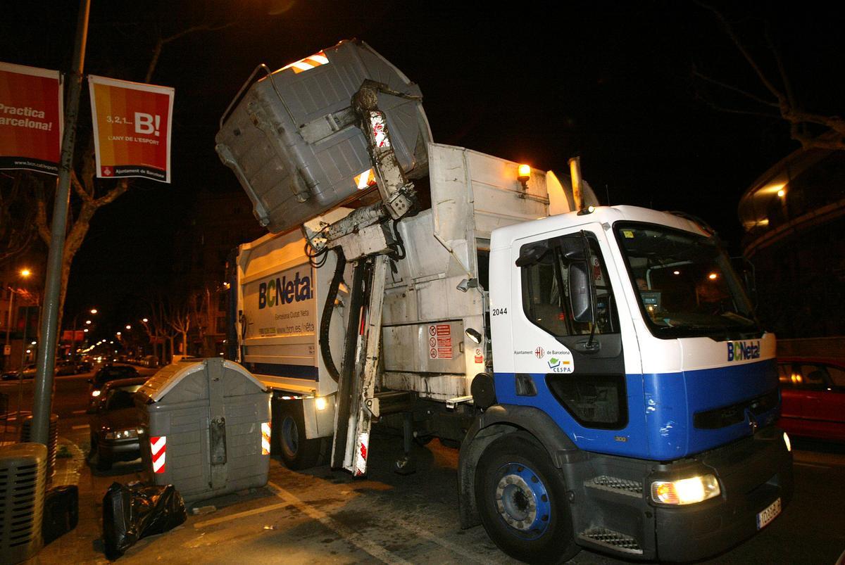 Recogida de basura en Barcelona, de noche.