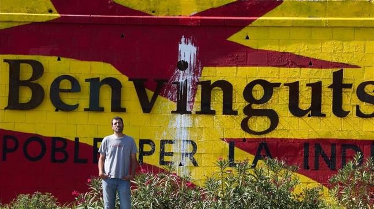 Mural con la ’estelada’ a la entrada de Cardedeu que generó polémica porque se pintó en una pared de ADIF. Mural con la ’estelada’ a la entrada de Cardedeu que generó polémica porque se pintó en una pared de ADIF.