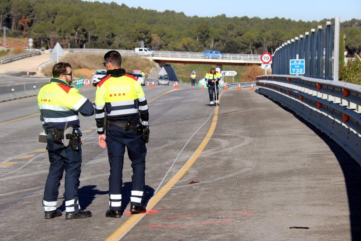 Mossos d’Esquadra revisan el lugar del accidente. Mossos d’Esquadra revisan el lugar del accidente.